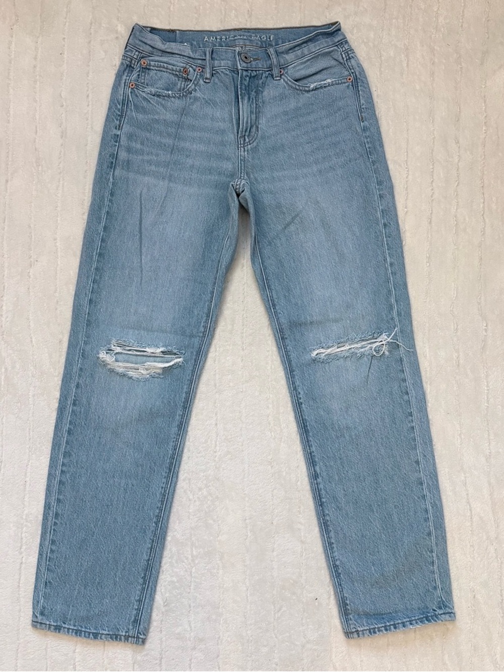 American Eagle Women’s 90s Straight High Rise Distressed Light Wash Denim Size 4